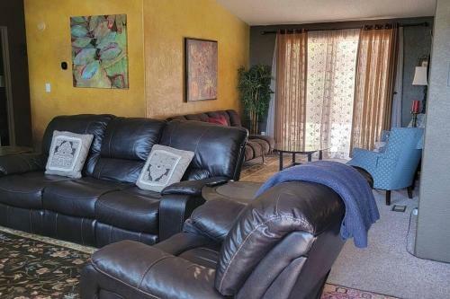 3 Bedroom With Stunning Red Rock Views! Walk To Trails!