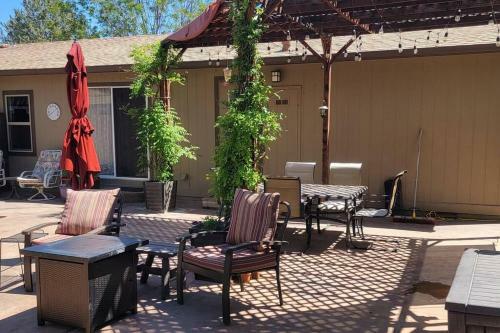 3 Bedroom With Stunning Red Rock Views! Walk To Trails!