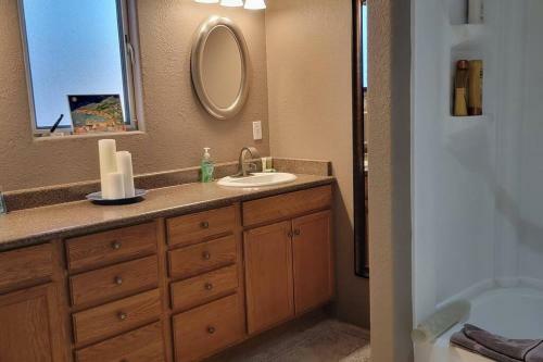 3 Bedroom With Stunning Red Rock Views! Walk To Trails!