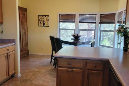 3 Bedroom With Stunning Red Rock Views! Walk To Trails!