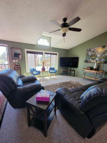 3 Bedroom With Stunning Red Rock Views! Walk To Trails!