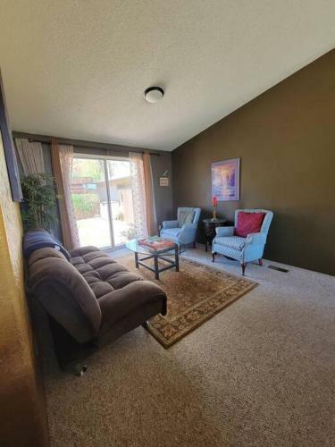 3 Bedroom With Stunning Red Rock Views! Walk To Trails!