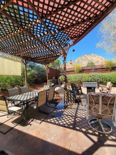 3 Bedroom With Stunning Red Rock Views! Walk To Trails!