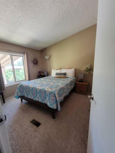 3 Bedroom With Stunning Red Rock Views! Walk To Trails!