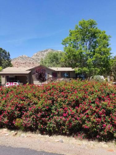 3 Bedroom With Stunning Red Rock Views! Walk To Trails!