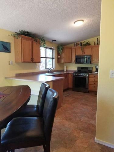 3 Bedroom With Stunning Red Rock Views! Walk To Trails!
