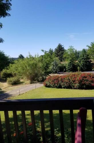 3 Bedroom With Stunning Red Rock Views! Walk To Trails!