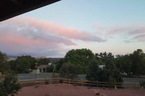 Serene 2 Bedroom! Walk To Trails! Red Rock Mountain Views!