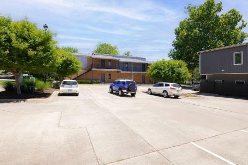 Condo On College Close To University & Razorback Stadium