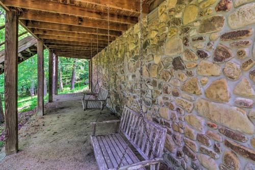 Secluded Creekside Cabin With Kayaks Provided