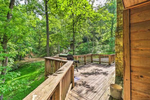 Secluded Creekside Cabin With Kayaks Provided