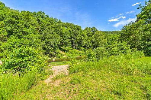 Secluded Creekside Cabin With Kayaks Provided