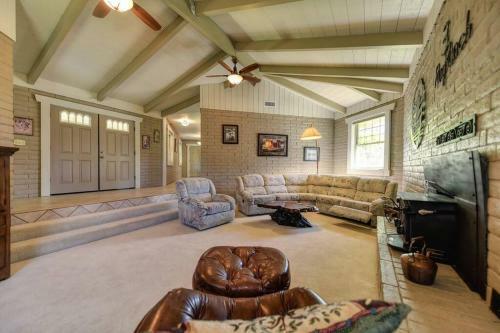 Ring Ranch Country Side Oasis With Pool