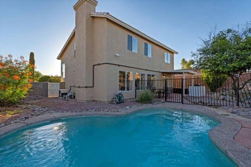 Desert Oasis With Heated Pool/convenient Location