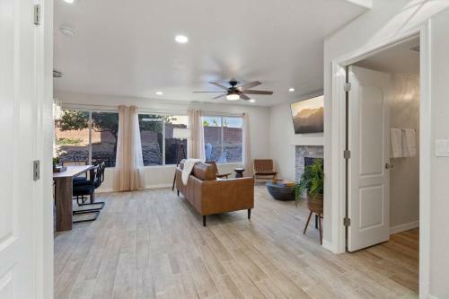 Desert Oasis With Heated Pool/convenient Location