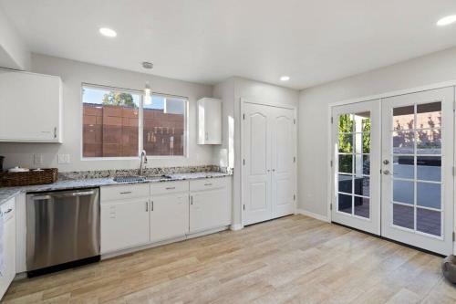 Desert Oasis With Heated Pool/convenient Location