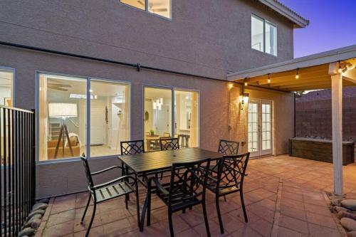 Desert Oasis With Heated Pool/convenient Location