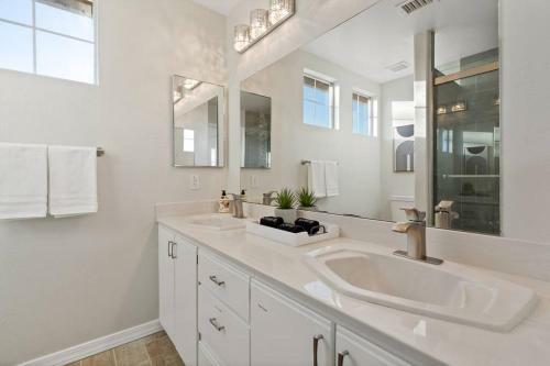 Desert Oasis With Heated Pool/convenient Location