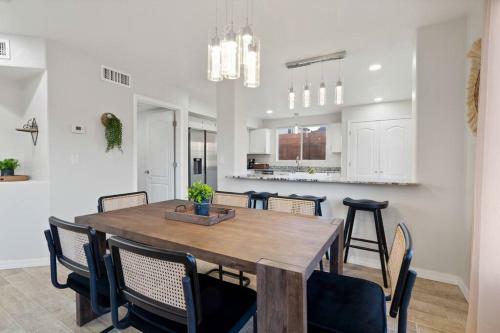 Desert Oasis With Heated Pool/convenient Location