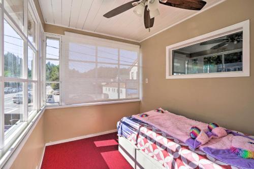 Sun-dappled Retreat With Private Back Deck!