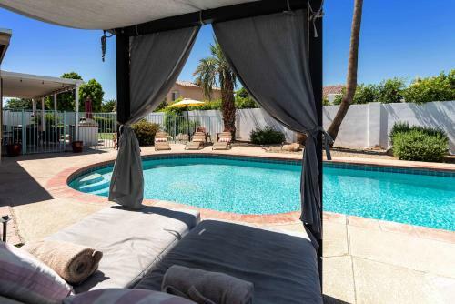 Villa Cactus Bloom! 2 Masters, Pool, Golf, Arcade, And Hot Tub!