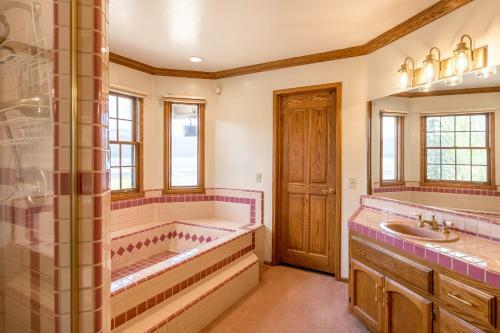 26 - Lakefront Chalet Home