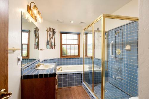 26 - Lakefront Chalet Home