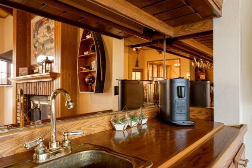 26 - Lakefront Chalet Home