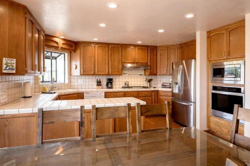 26 - Lakefront Chalet Home