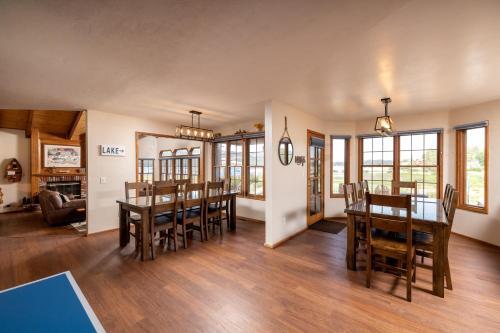 26 - Lakefront Chalet Home