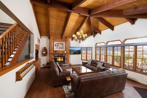 26 - Lakefront Chalet Home