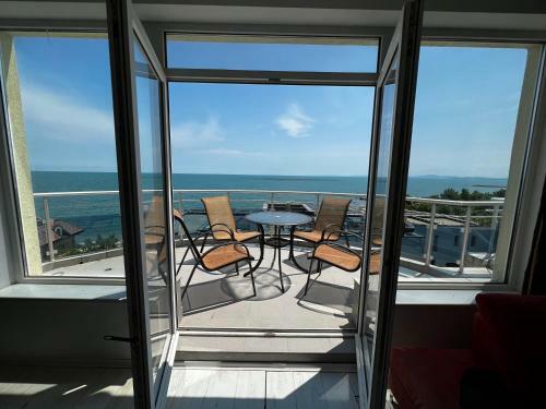 High-end Beachfront Apartment With Pool