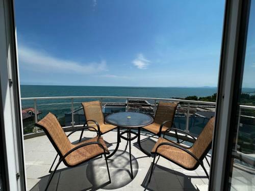 High-end Beachfront Apartment With Pool