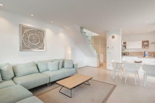 Bentor 3-1 Penthouse Jacuzzi Pool View 3b