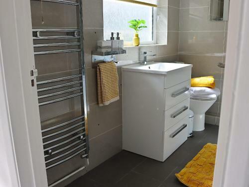 Stunning 3 Bedroom With Patio And Back Garden