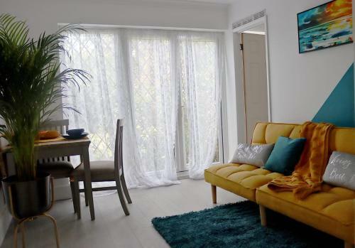 Stunning 3 Bedroom With Patio And Back Garden