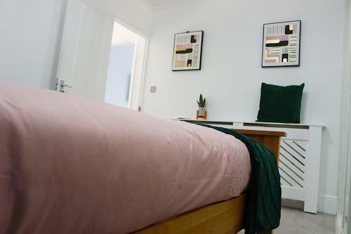 Stunning 3 Bedroom With Patio And Back Garden