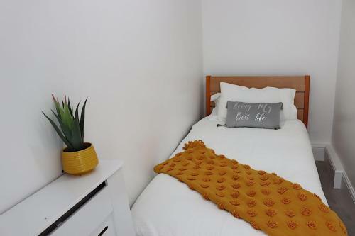 Stunning 3 Bedroom With Patio And Back Garden