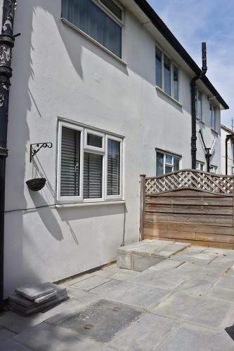Stunning 3 Bedroom With Patio And Back Garden