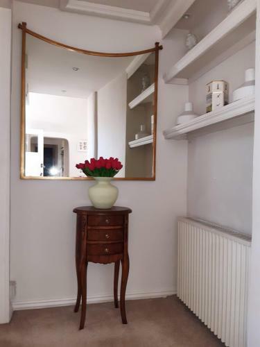 Royal Crescent Courtyard Apartment