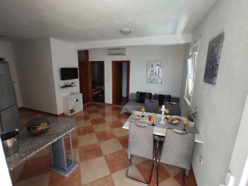 Apartment Valentina - Private Pool,200m From Beach