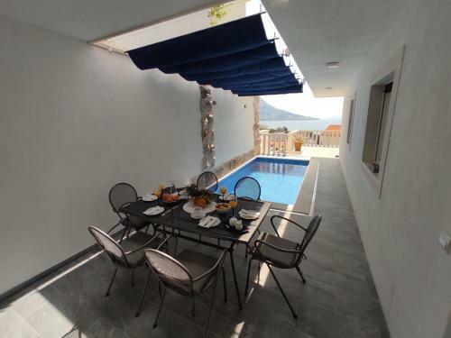 Apartment Valentina - Private Pool,200m From Beach