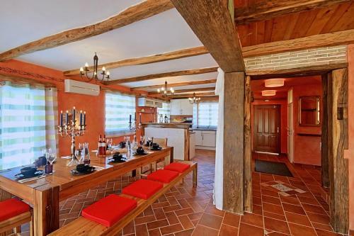 Romantic Villa Leon With Private Pool & 5 Bedrooms