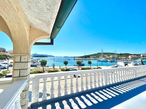 Seafront Apartment 4+1