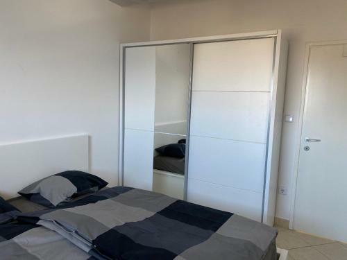 Sea View Apartment, 4 Min. By Foot To Main Beach