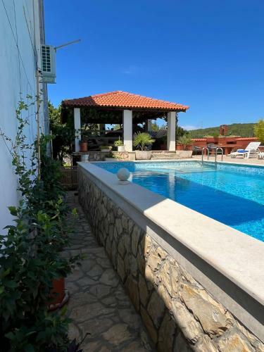 Apartment With Swimming Pool