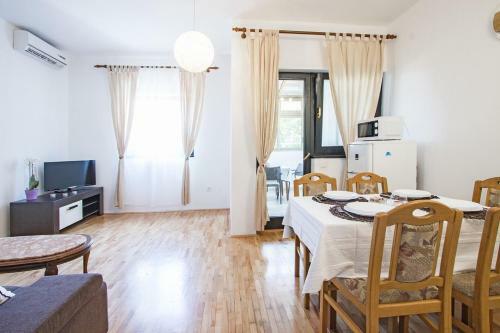 Lovely Terrace Apartment