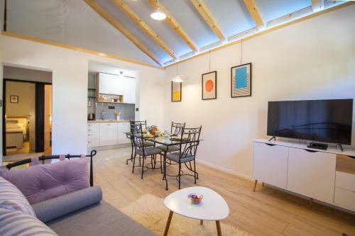Central 2b Apartment With Private Parking
