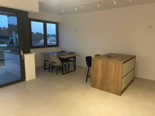 New Luxe Apartment With View