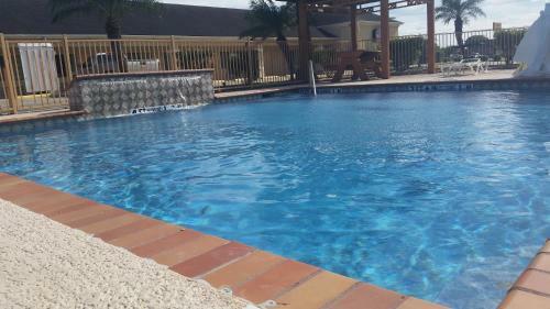 Motel Los Fresnos Inn And Suites